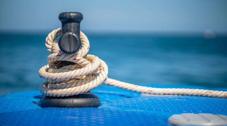 Photo of a knot tied to a dock.